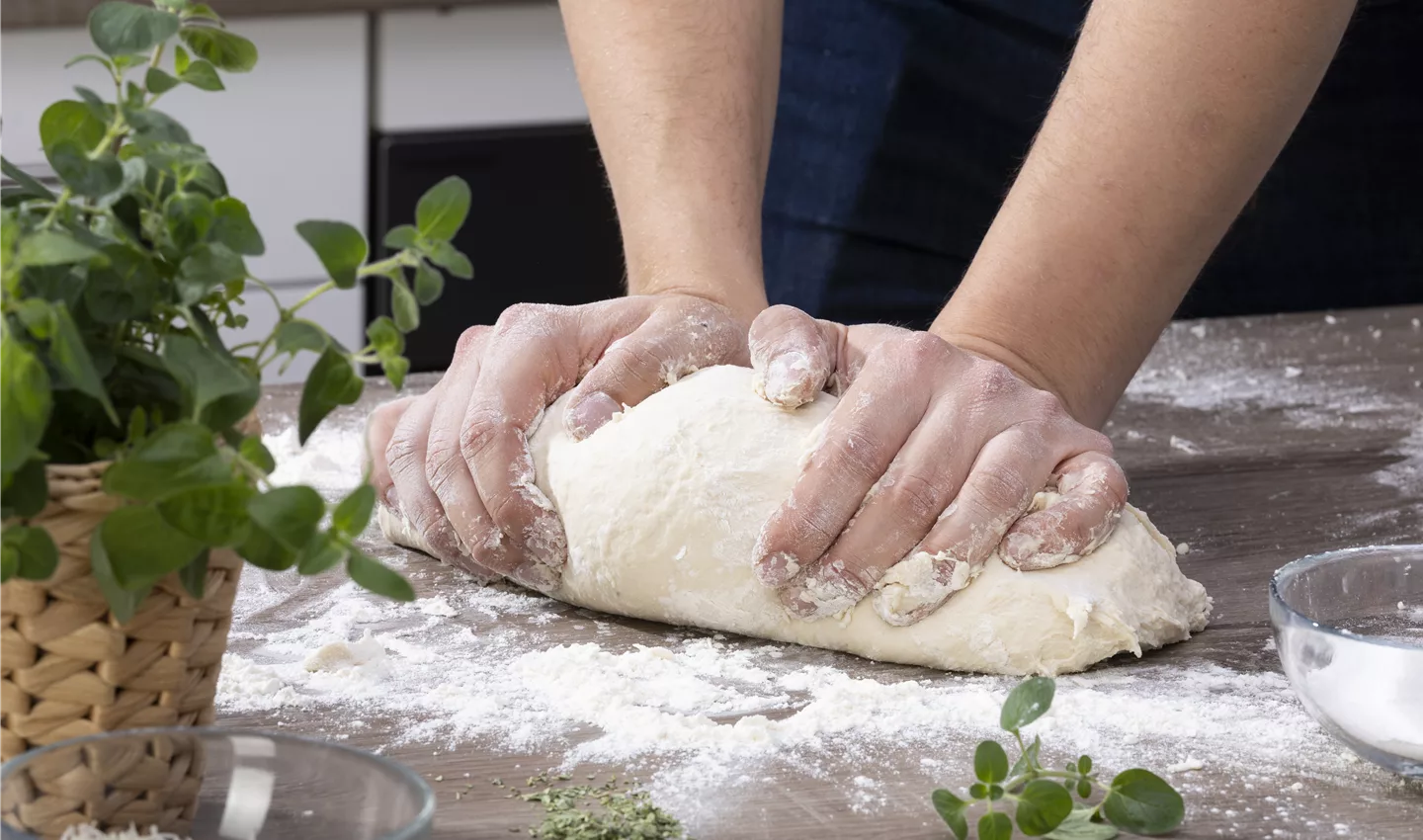 Oregano-Baguette: Teig zubereiten (GS599713.jpg)